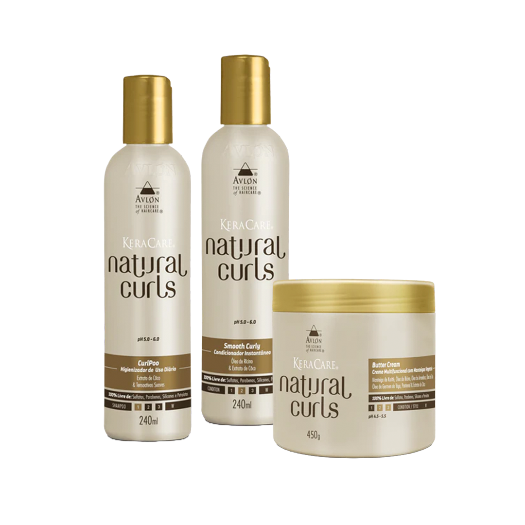 Imagem do Kit Keracare Natural Curls da Avlon, incluindo CurlPoo 240ml, Smooth Curly 240ml e Butter Cream 450g. Todos os produtos são 100% livres de sulfatos, parabenos, silicones e petrolatos. O shampoo hidratante limpa suavemente, promove antiporosidade e brilho; o condicionador facilita o desembaraço, proporciona maciez e emoliência; o Butter Cream hidrata, define cachos e repõe lipídios, sendo indicado para cabelos cacheados e crespos, a partir do 3A.