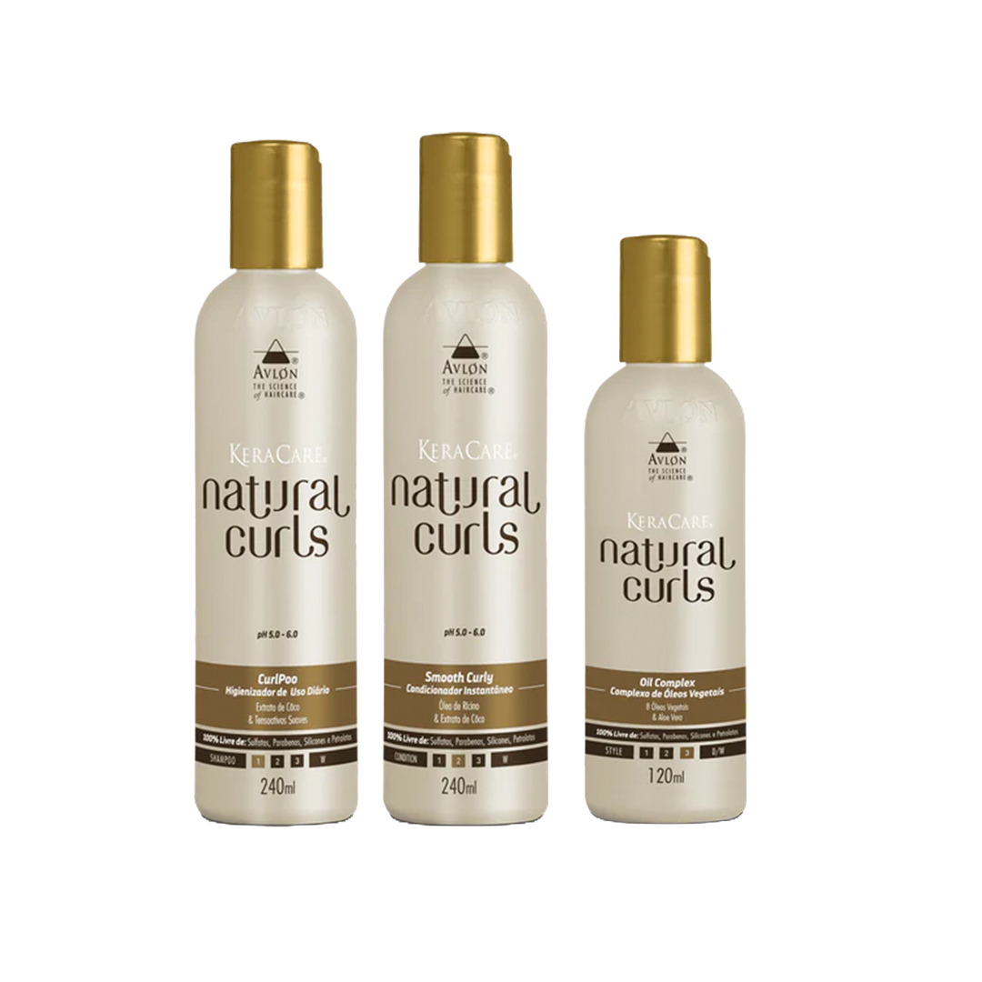 Imagem do Kit Keracare Natural Curls da Avlon, incluindo CurlPoo 240ml, Smooth Curly 240ml e Oil Complex 120ml. Todos os produtos são 100% livres de sulfatos, parabenos, silicones e petrolatos. O shampoo hidratante limpa suavemente e mantém nutrientes dos fios cacheados e crespos; o condicionador facilita o desembaraço, combate aspereza e promove maciez e brilho; o Oil Complex nutre profundamente, proporciona definição, maciez e brilho, sendo ideal para cabelos cacheados e crespos ressecados ou opacos.