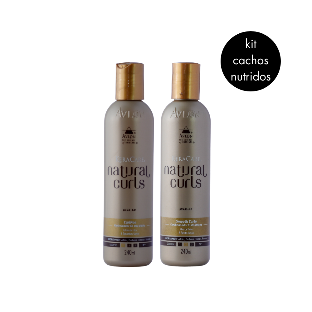 Kit Natural Curls Classic com Shampoo CurlPoo e Condicionador Smooth Curly, exibidos lado a lado em embalagens elegantes, ideal para limpeza suave, desembaraço fácil e hidratação de cabelos cacheados e crespos.