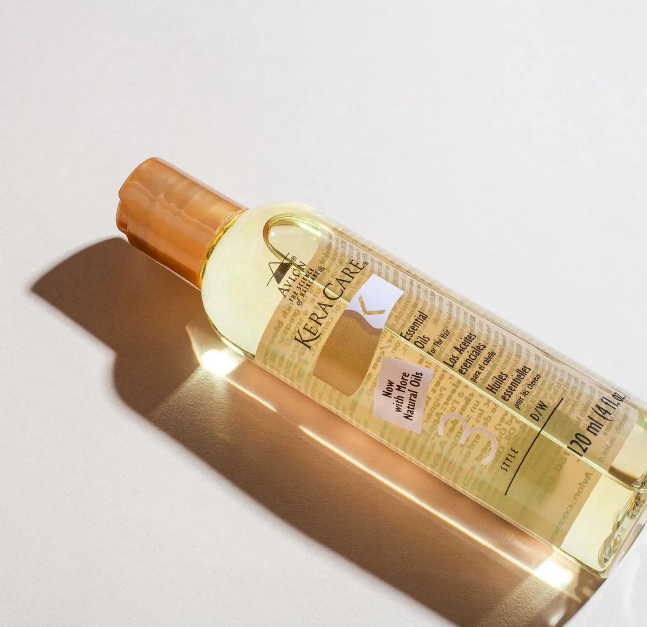 Protetor térmico e óleo para umectação capilar – combinação refinada de óleos vegetais que hidrata cabelos e couro cabeludo ressecados, proporcionando brilho e maciez. Absorve rapidamente, prevenindo o ressecamento durante o uso de ferramentas térmicas, sem deixar sensação oleosa.