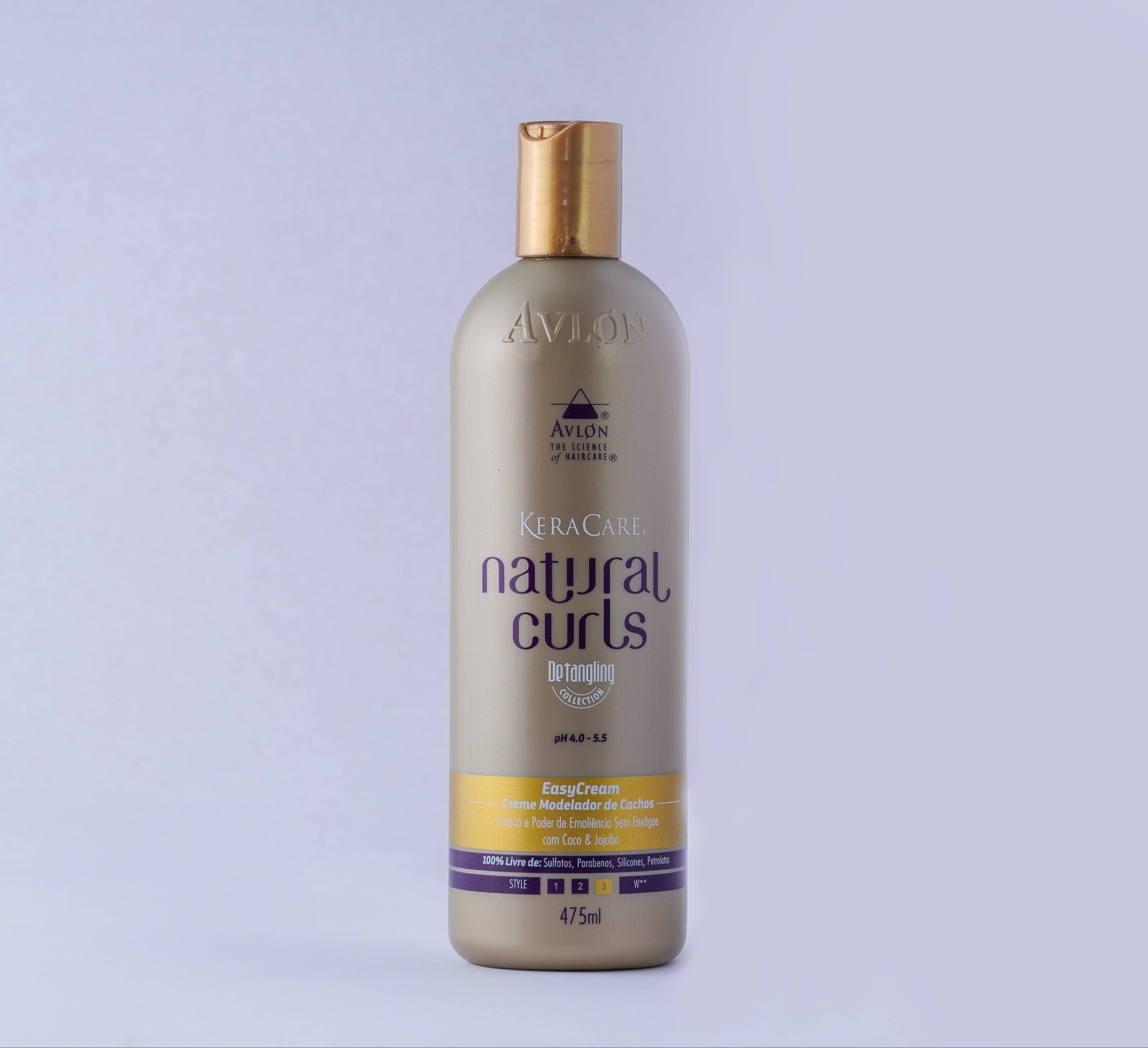Frasco de creme ativador de cachos com extrato de coco e óleo de jojoba. Ideal para cabelos cacheados e crespos, promove hidratação intensa, definição leve, controle de frizz e desembarace. Livre de sulfatos, parabenos, silicones e petrolatos.
