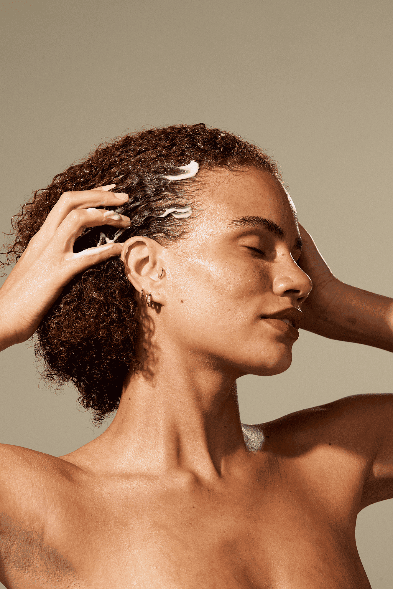 Mulher lavando o cabelo.