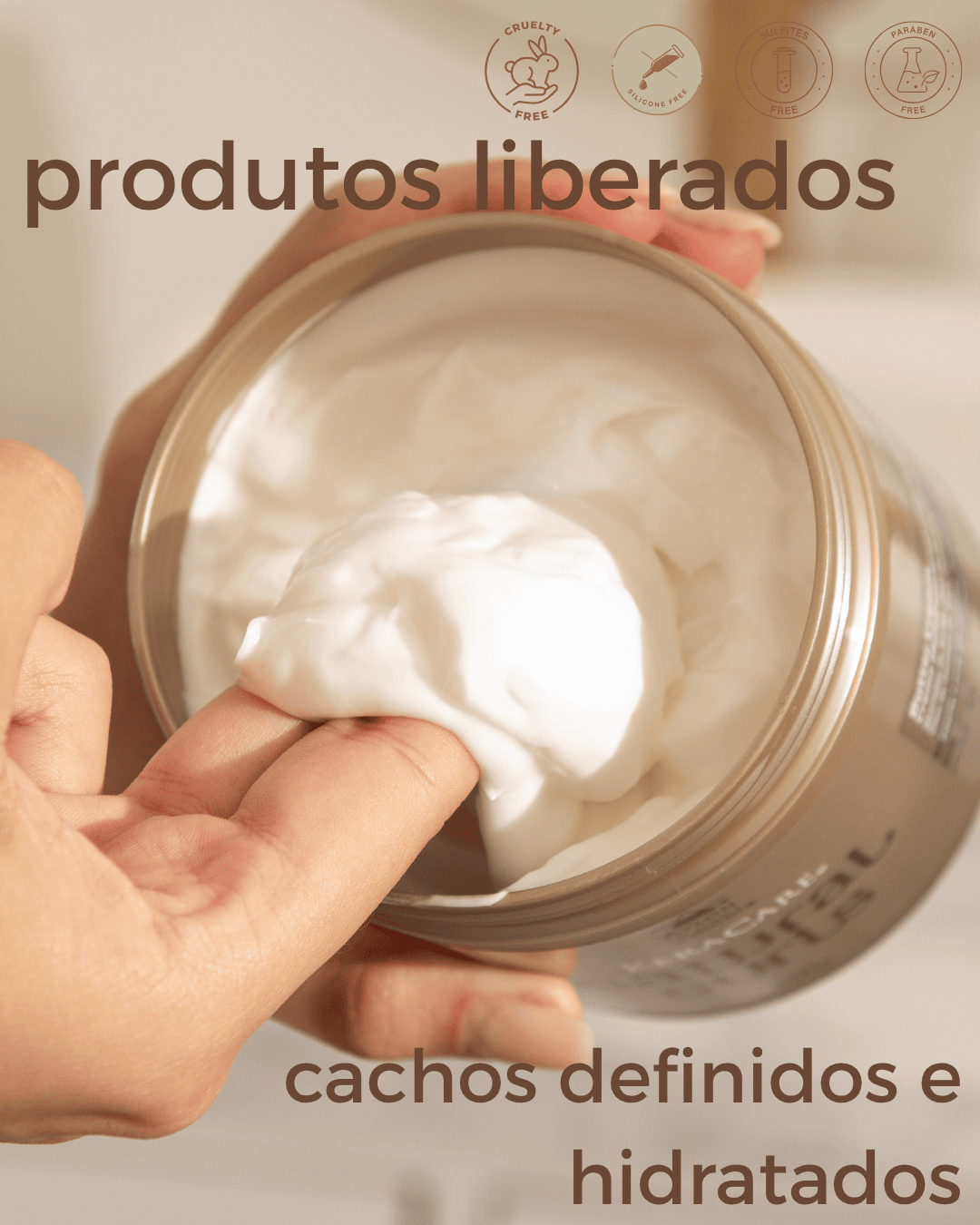 Foto da linha Natural Curls Classic com destaque para os selos “Produtos Liberados” e “Cruelty Free”. Embalagens voltadas para cuidados de cabelos cacheados e crespos, livres de sulfatos, parabenos, silicones e petrolatos, não testados em animais.