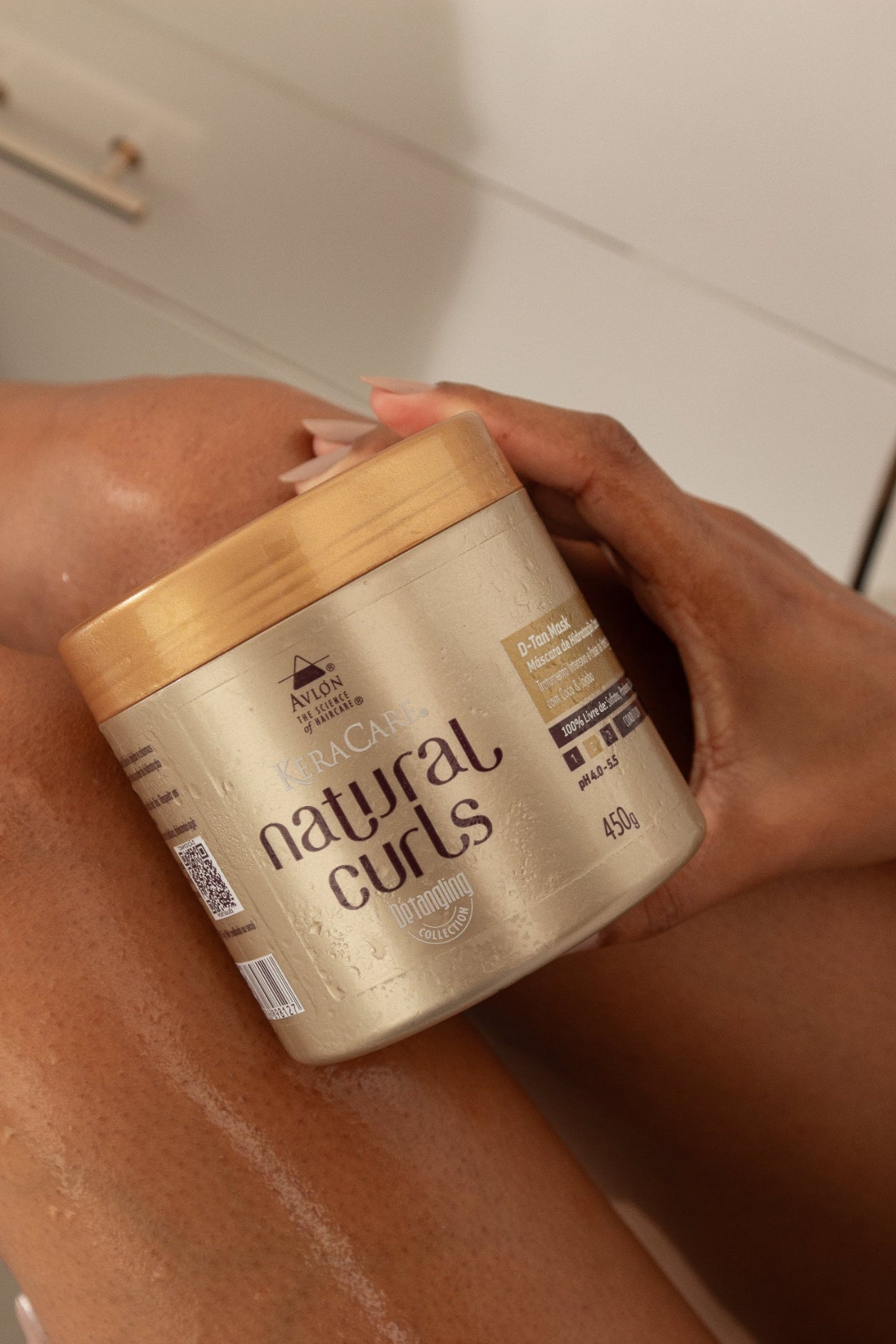 A Máscara de Tratamento Natural Curls D-Tan Mask é uma máscara de alta concentração, desenvolvida para nutrir profundamente a fibra capilar de cabelos cacheados e crespos. Seus ativos penetram intensamente nos fios, repondo nutrientes perdidos em processos químicos e térmicos, respeitando a estrutura natural dos cachos.