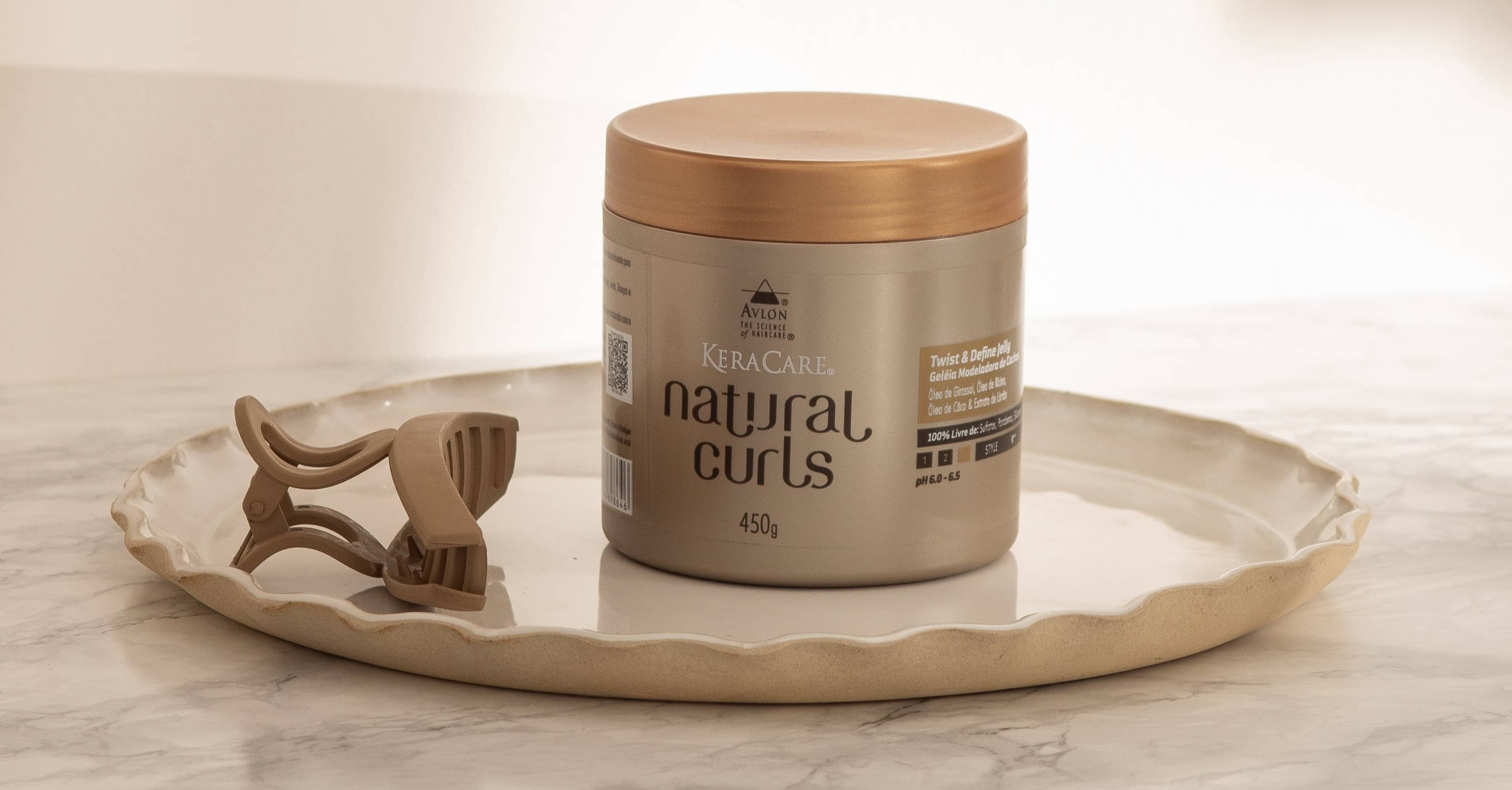 Natural ingredients in this curl activating jelly include sunflower oil, castor oil, coconut oil, and lemon extract. These nourish, define, add shine, and provide hold for curly and coily hair.