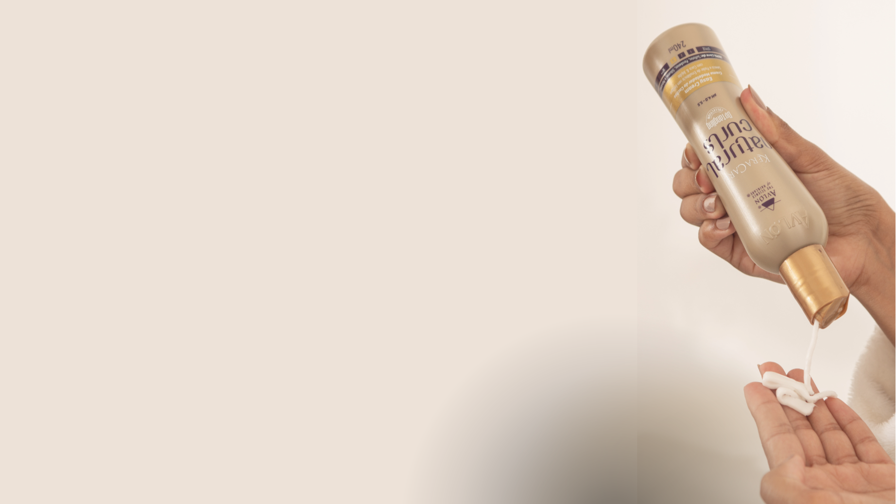 O Creme de Pentear Natural Curls Easy Cream é o segredo para cachos e crespos perfeitamente definidos, hidratados e sem frizz. Com uma fórmula de alta hidratação, este creme desembaraça os fios com facilidade, proporcionando leveza e controle duradouro do frizz. Ele sela as cutículas, tornando-o ideal para cabelos cacheados e crespos que estão opacos, secos e danificados.