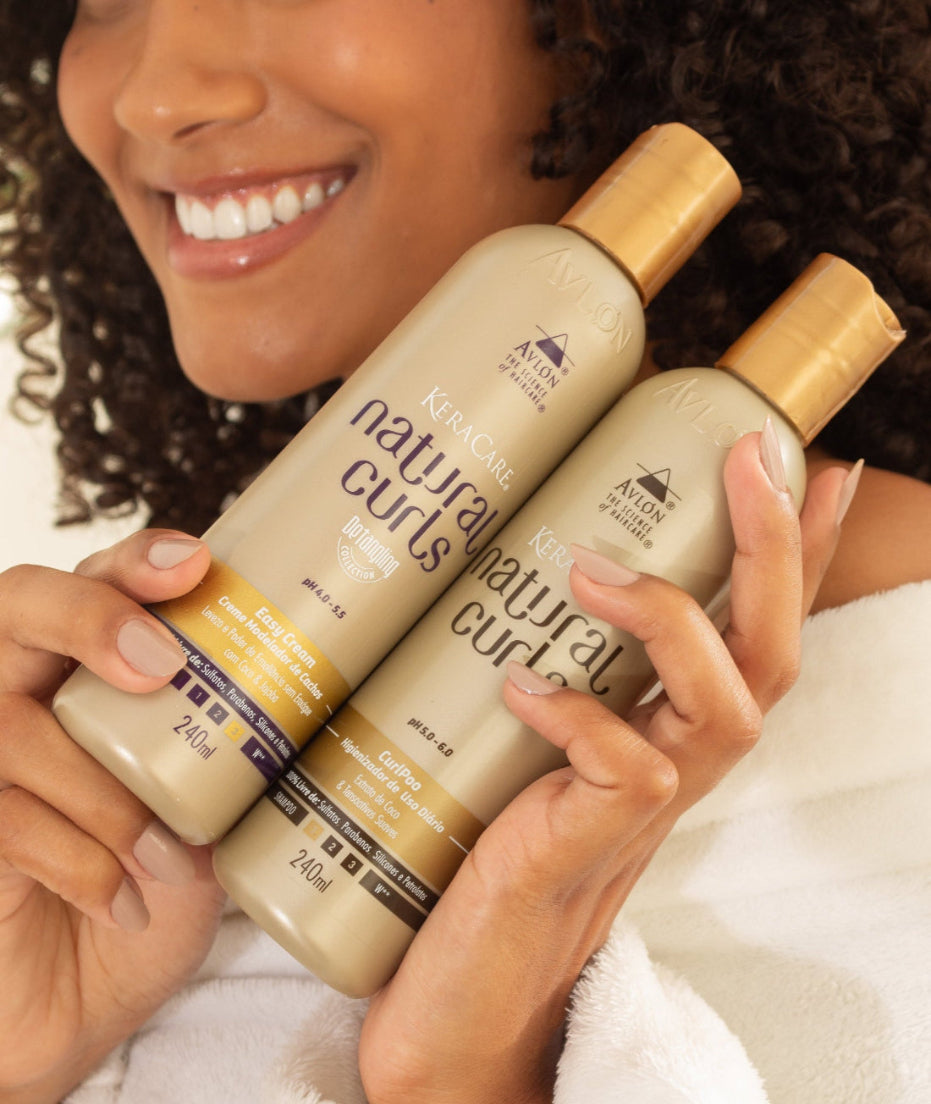Creme ativador de cachos com extrato de côco e óleo de jojoba, indicado para cabelos cacheados e crespos. Oferece alta hidratação, definição leve e duradoura, reduz frizz, desembaraça e sela as cutículas, deixando os fios mais saudáveis, brilhosos e sem opacidade. Disponível também na versão de 475ml.