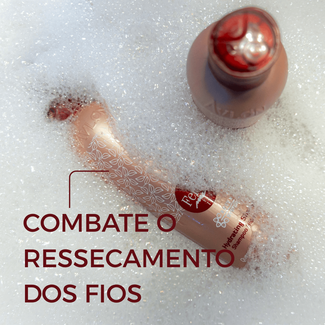nutritivo e hidratante, desenvolvido especialmente para cabelos com processos químicos, como alisamentos, colorações e descolorações. Ele limpa suavemente, preservando as propriedades naturais dos fios, enquanto restaura as áreas danificadas ao longo da fibra capilar, proporcionando maciez, brilho e um comportamento saudável.