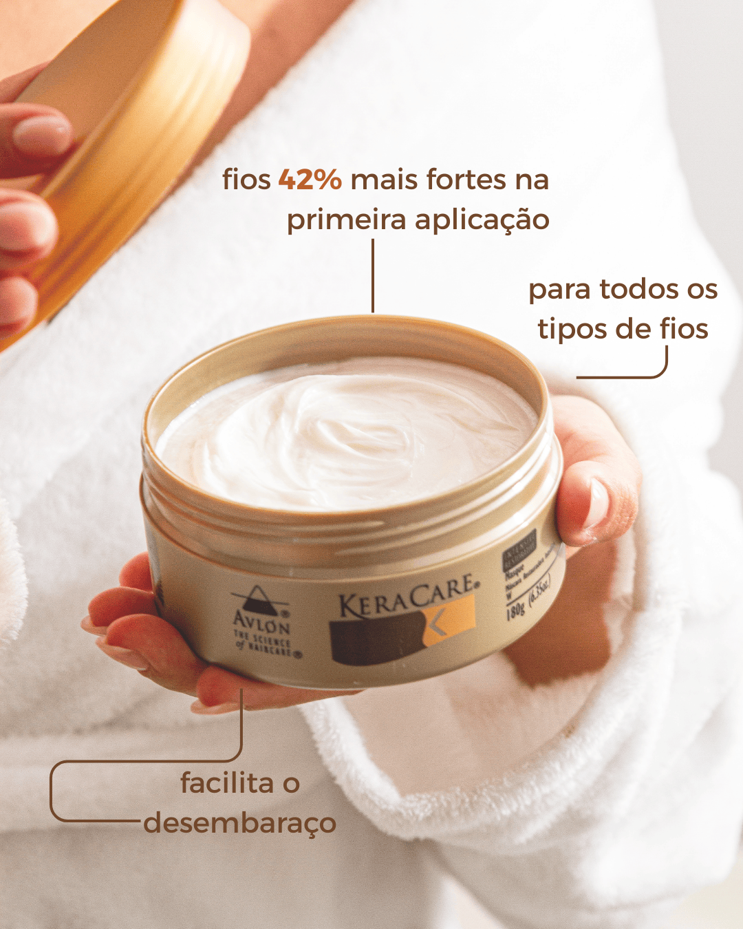 Máscara capilar nutritiva e reconstrutora com extratos de frutas, que fortalecem, restauram a elasticidade e amaciam os fios, deixando os cabelos macios e hidratados. Contém agentes condicionantes que penetram profundamente na fibra capilar para reparar áreas enfraquecidas. Disponível em embalagem de 450g.