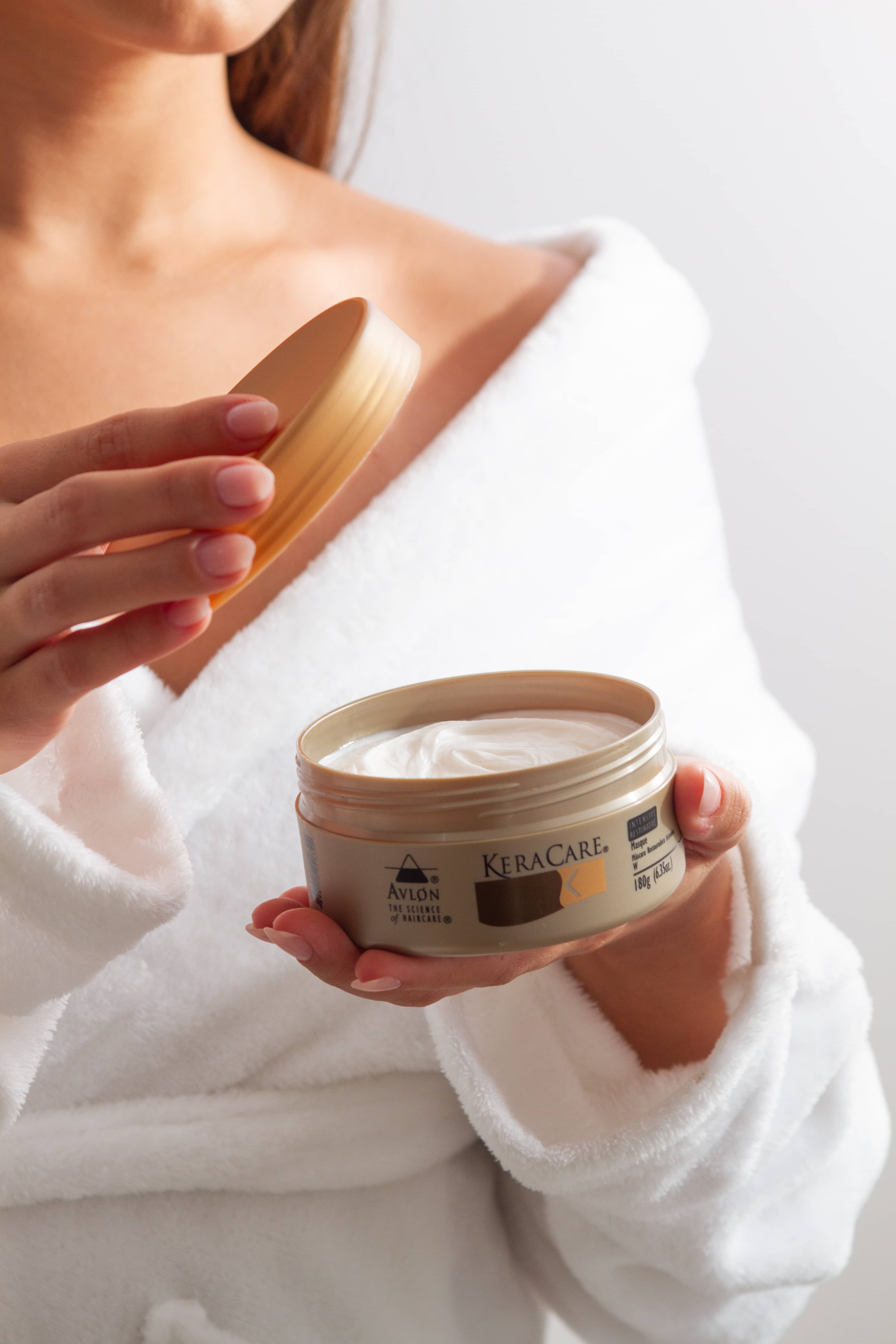 Máscara capilar de reconstrução e nutrição que contém agentes condicionantes inovadores que penetram profundamente na fibra, reparando e fortalecendo as áreas enfraquecidas dos cabelos. Contém extratos de frutas, que reforçam a elasticidade, amaciam as cutículas e retém melhor o condicionamento, resultando em cabelos macios e confortáveis.