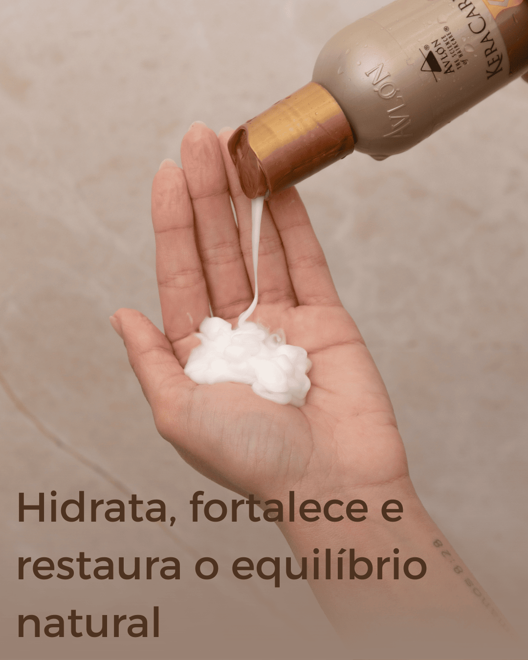 Shampoo nutritivo KeraCare Intensive Restorative sendo aplicado: hidrata, fortalece e restaura o equilíbrio natural dos cabelos ressecados e danificados com extratos botânicos e aminoácidos.