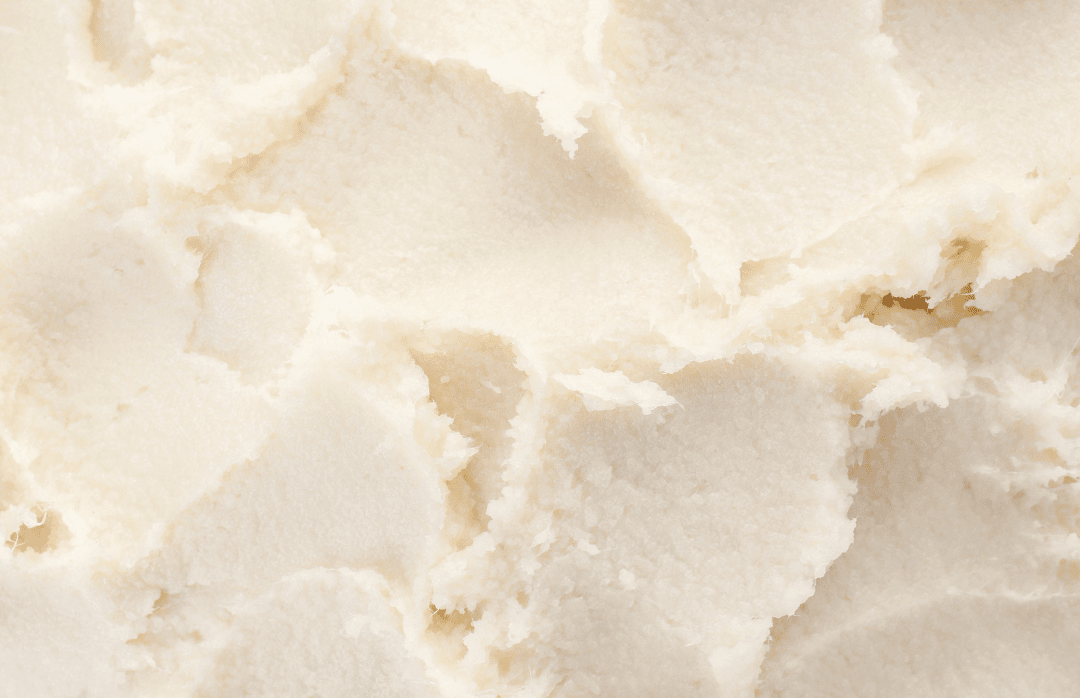 Manteiga de karité hidrata e nutre profundamente os cabelos, reduz o frizz, acalma o couro cabeludo, protege contra danos e promove maciez e brilho para fios mais saudáveis