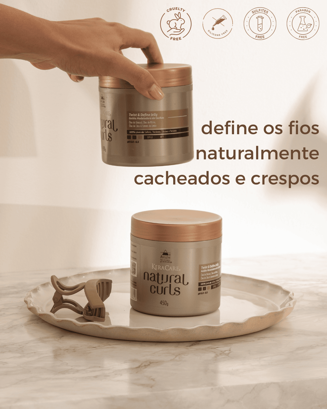 Foto da geléia ativadora de cachos em embalagem moderna, ao lado de ingredientes naturais como óleo de coco, girassol, rícino e limão. Produto para definição de cachos com brilho, fixação e sem resíduos.