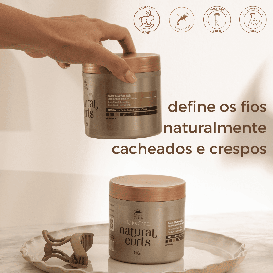 Foto da geléia ativadora de cachos em embalagem moderna, ao lado de ingredientes naturais como óleo de coco, girassol, rícino e limão. Produto para definição de cachos com brilho, fixação e sem resíduos.