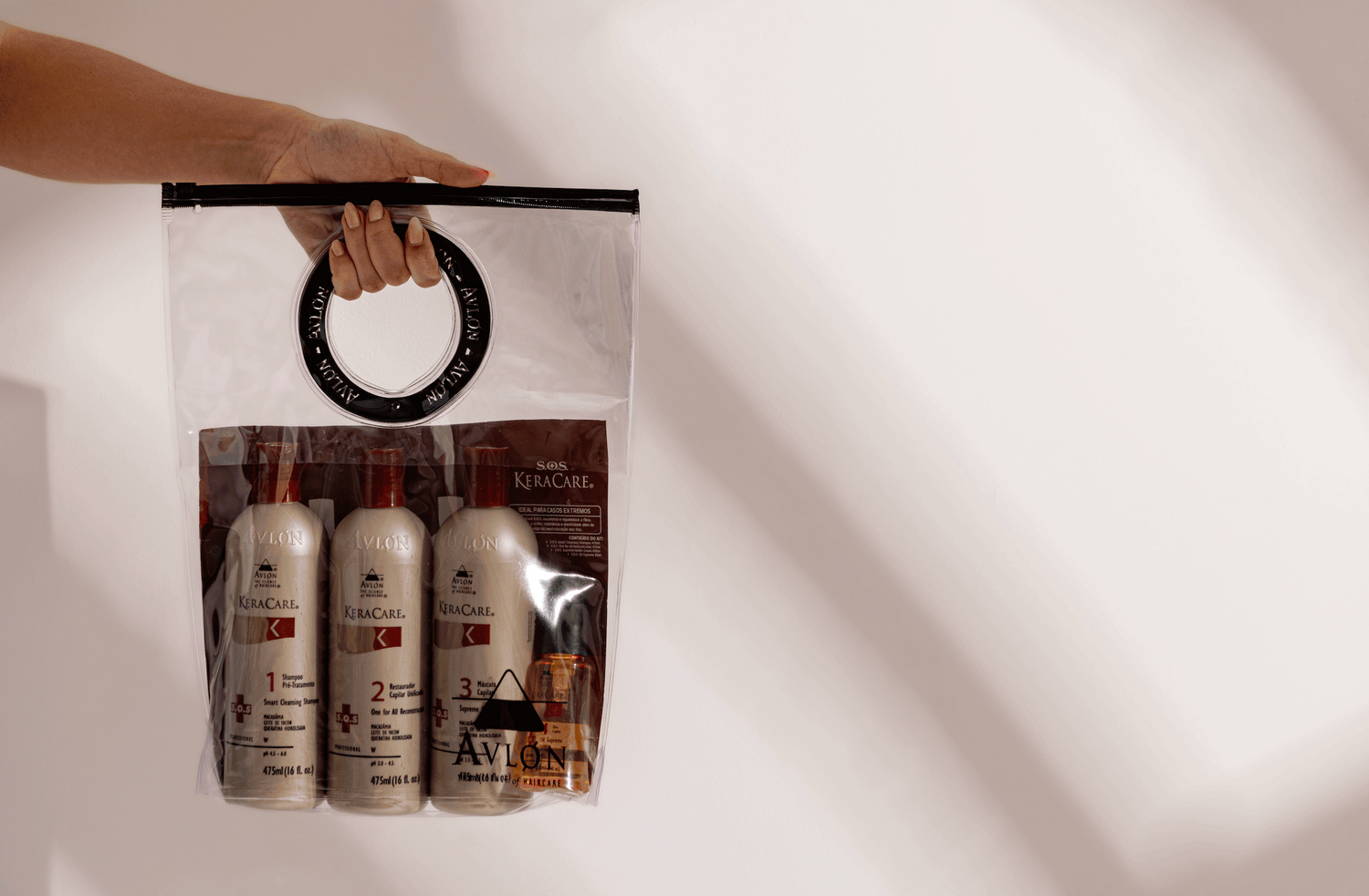 Coleção de clareamento capilar para cabelos crespos, cacheados e lisos. Produtos que clareiam suavemente, protegem os fios e mantêm a saúde e brilho durante o processo de descoloração, cuidando da estrutura e textura dos diferentes tipos de cabelo