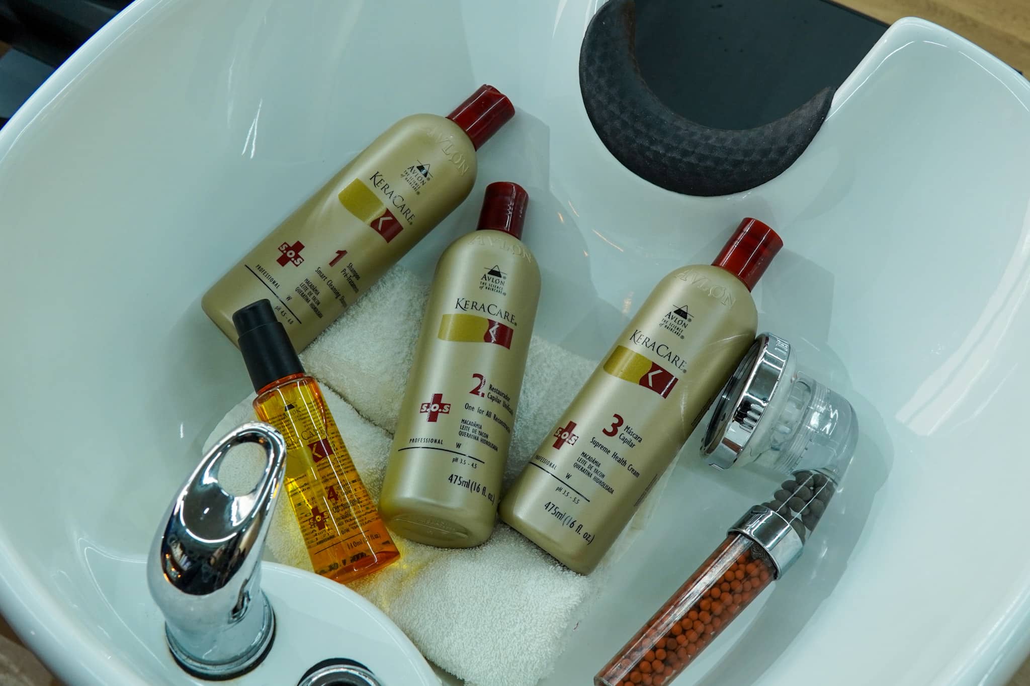 Coleção de clareamento capilar para cabelos crespos, cacheados e lisos. Produtos que clareiam suavemente, protegem os fios e mantêm a saúde e brilho durante o processo de descoloração, cuidando da estrutura e textura dos diferentes tipos de cabelo