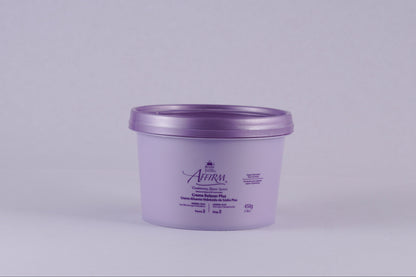Pote de creme alisante desenvolvido para cabelos brasileiros de alta resistência. Proporciona alisamento intenso e condicionamento profundo em cerca de 20 minutos, ideal para cabelos de espessura média. Disponível em versões de 900g e 1,8kg.