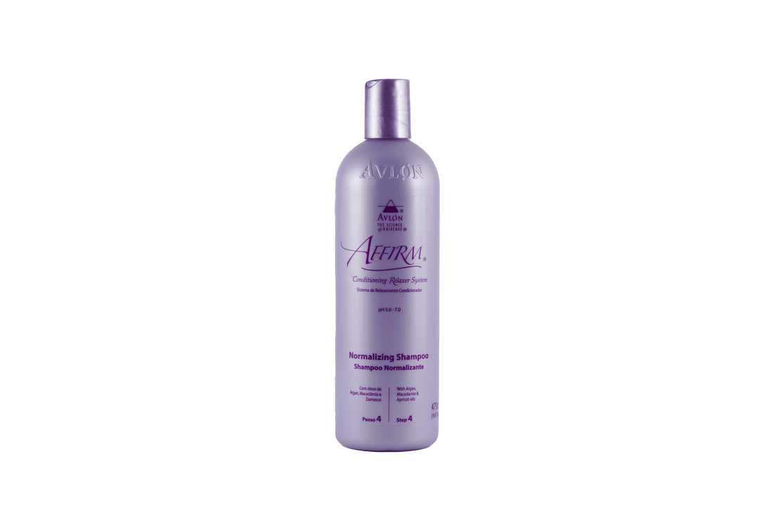 Garanta a saúde e o equilíbrio dos seus cabelos após o alisamento com o Shampoo Neutralizante Affirm Normalizing 950ml. Desenvolvido para a normalização completa do pH, este shampoo inovador possui um exclusivo indicador que muda a cor da espuma de rosa para branco, sinalizando o fim da neutralização e garantindo a segurança dos seus fios.