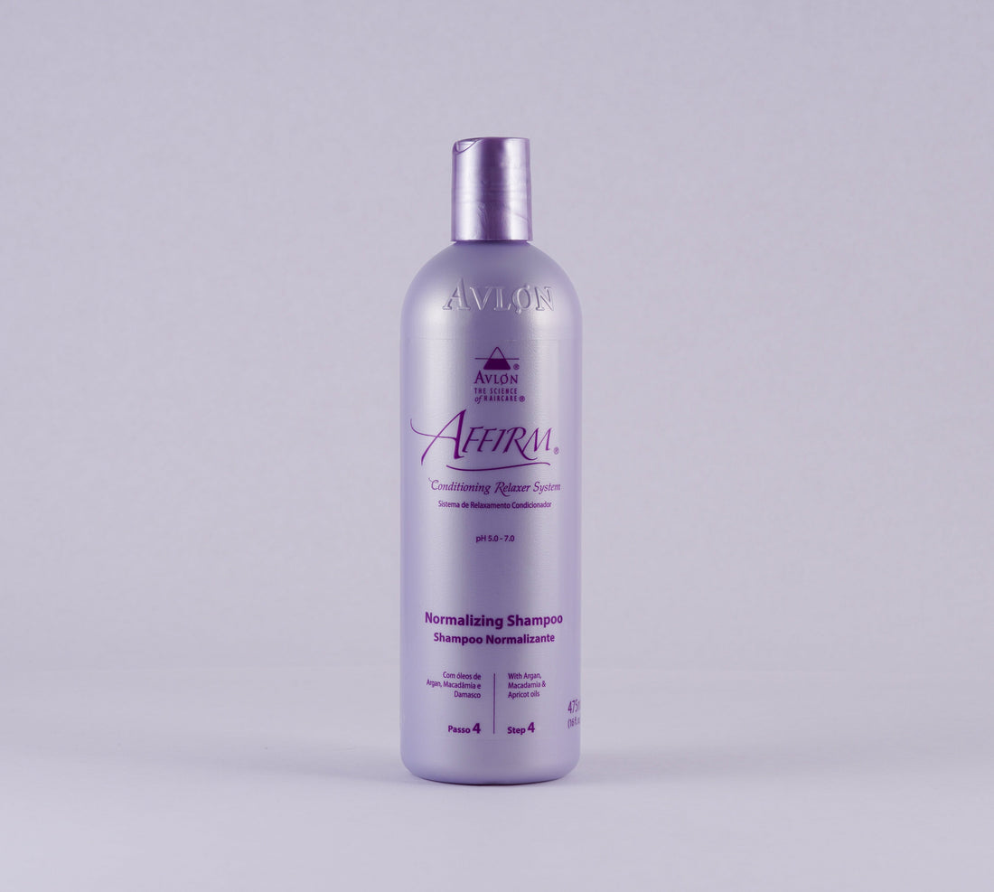 Shampoo neutralizante com pH balanceado que normaliza cabelos após alisamento e relaxamento, com indicador de pH para neutralização completa. Reduz porosidade, controla frizz, hidrata com extratos botânicos e preserva cachos naturais. Versão 950ml disponível.
