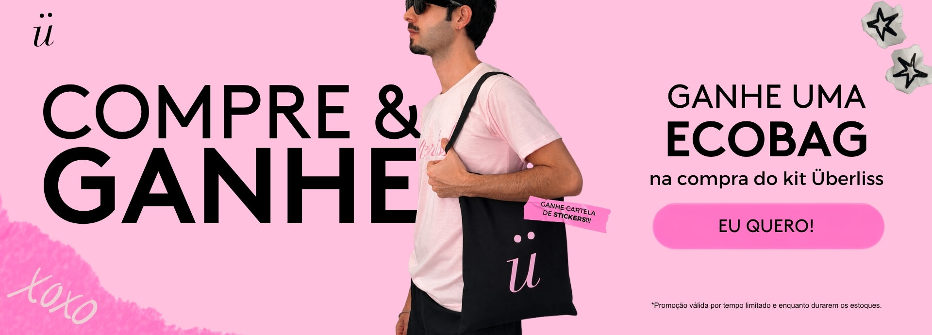 Homem segurando uma ecobag preta em banner promocional: ganhe uma ecobag na compra do Kit Überliss