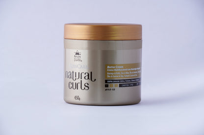 Creme hidratante e ativador de cachos com manteiga e óleos vegetais. Atua como máscara nutritiva, repõe óleos naturais e hidrata os fios. Como creme de estilização, proporciona definição natural e repõe lipídios. Ideal para cabelos a partir do tipo 3A. Contém manteiga de karité, óleos de rícino, amêndoa, côco e germen de trigo, além de pantenol e extrato de côco