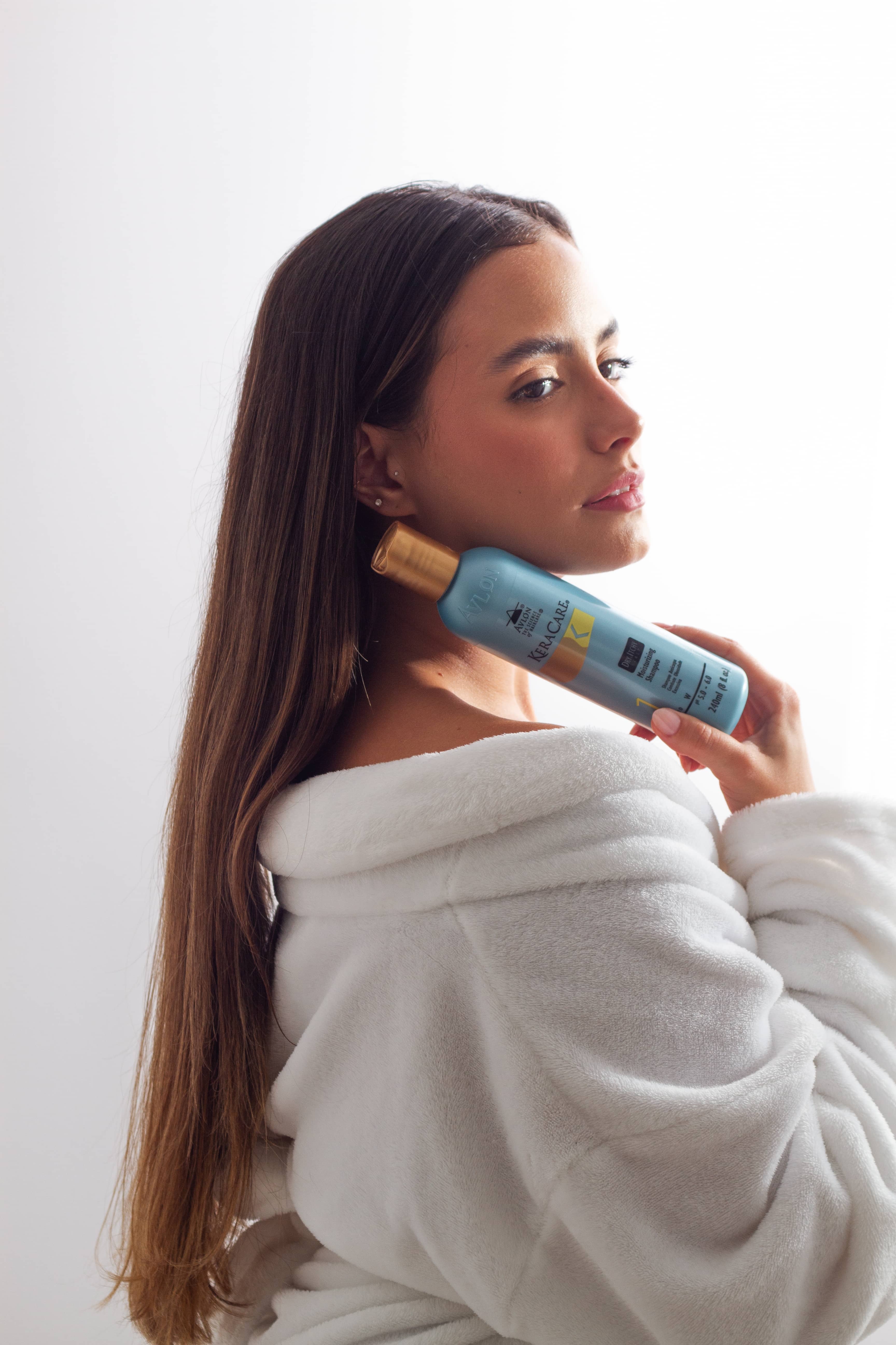 Frasco de shampoo anticaspa dermatológico, indicado para limpar e tratar o couro cabeludo, aliviando caspa, coceira, oleosidade e descamações com ação refrescante e terapêutica.