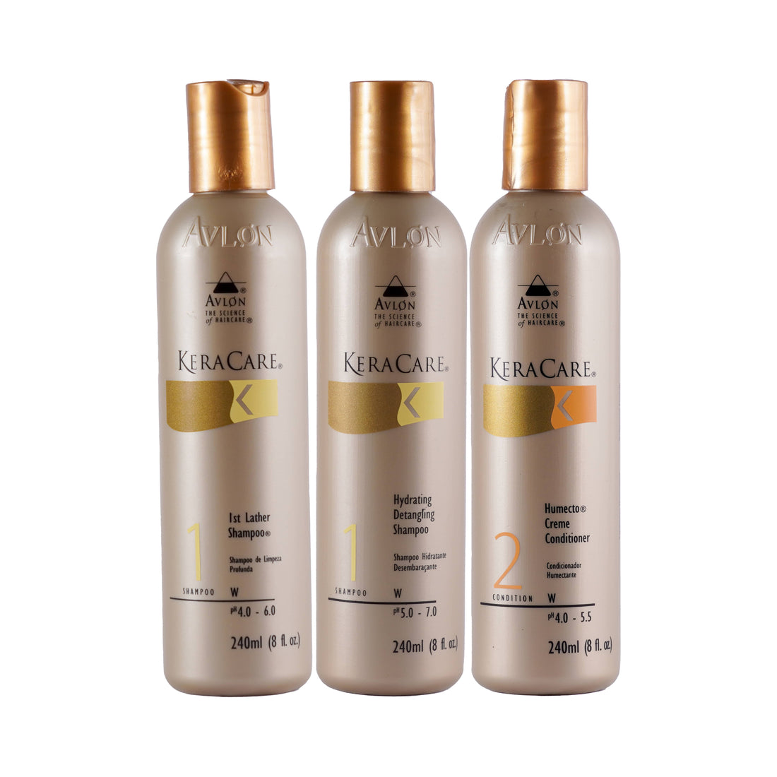 O kit KeraCare traz um cuidado completo para os cabelos, começando pelo First Lather Shampoo (240ml), um shampoo de limpeza profunda com pH ácido que prepara os fios para a absorção de condicionadores, removendo resíduos, oleosidade sintética e produtos de estilização sem retirar os óleos naturais da fibra. Em seguida, o Hydrating Detangling Shampoo (240ml) desembaraça, hidrata e facilita o pentear, graças à sua fórmula rica em agentes condicionantes e extratos botânicos que alinham e selam as cutículas, pr