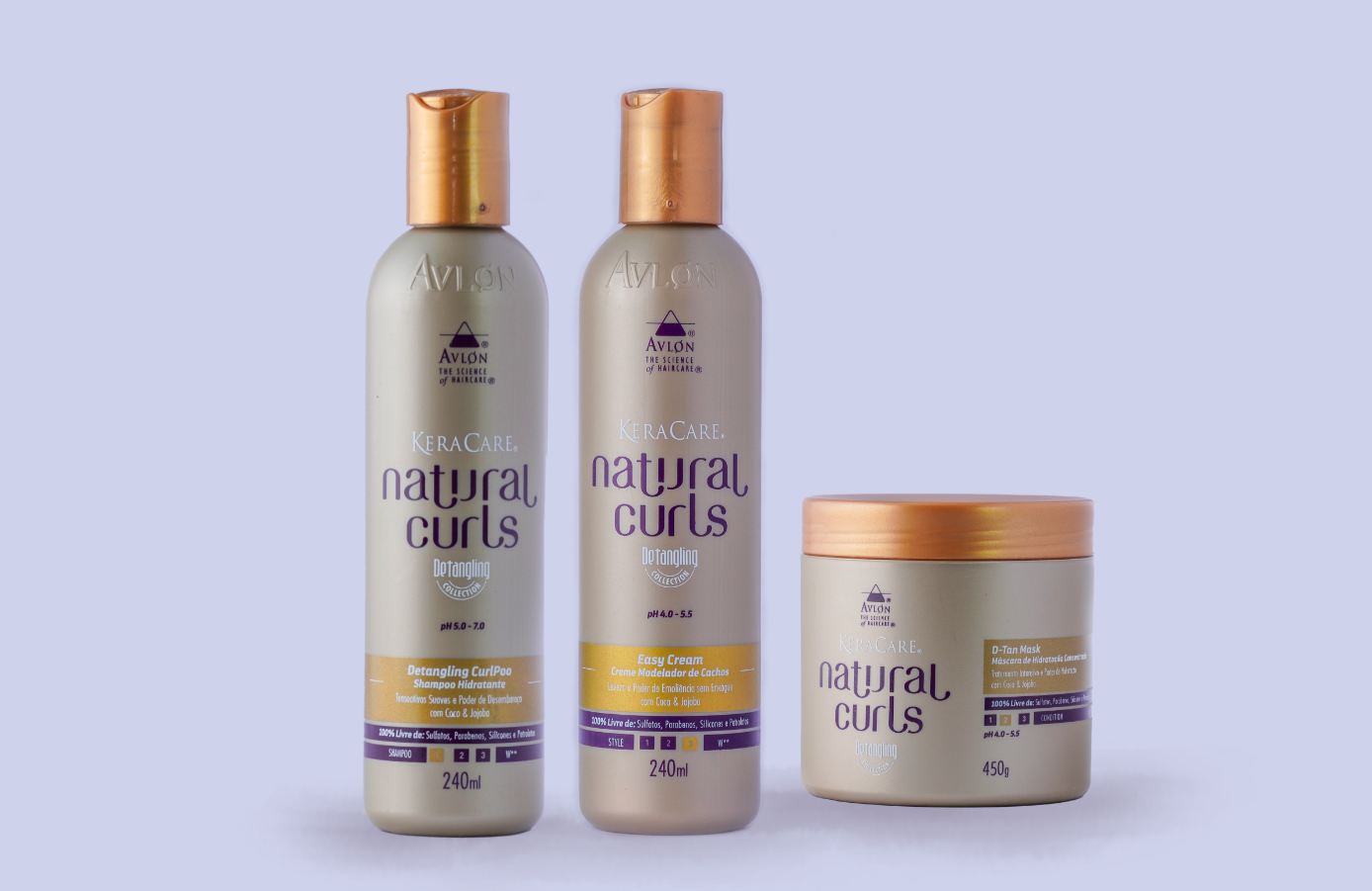 Produtos 100% livres de sulfatos, parabenos, silicones e petrolatos, perfeitos para cabelos cacheados e crespos. O Natural Curls Detangling CurlPoo 240ml limpa suavemente, desembaraça e hidrata, sem remover os nutrientes naturais. O Natural Curls EasyCream 240ml define, hidrata e reduz o frizz, ideal para fios secos e danificados. A Máscara Natural Curls D-Tan 450g hidrata profundamente, recupera a elasticidade e combate o frizz e ressecamento, deixando os cachos macios e brilhantes.