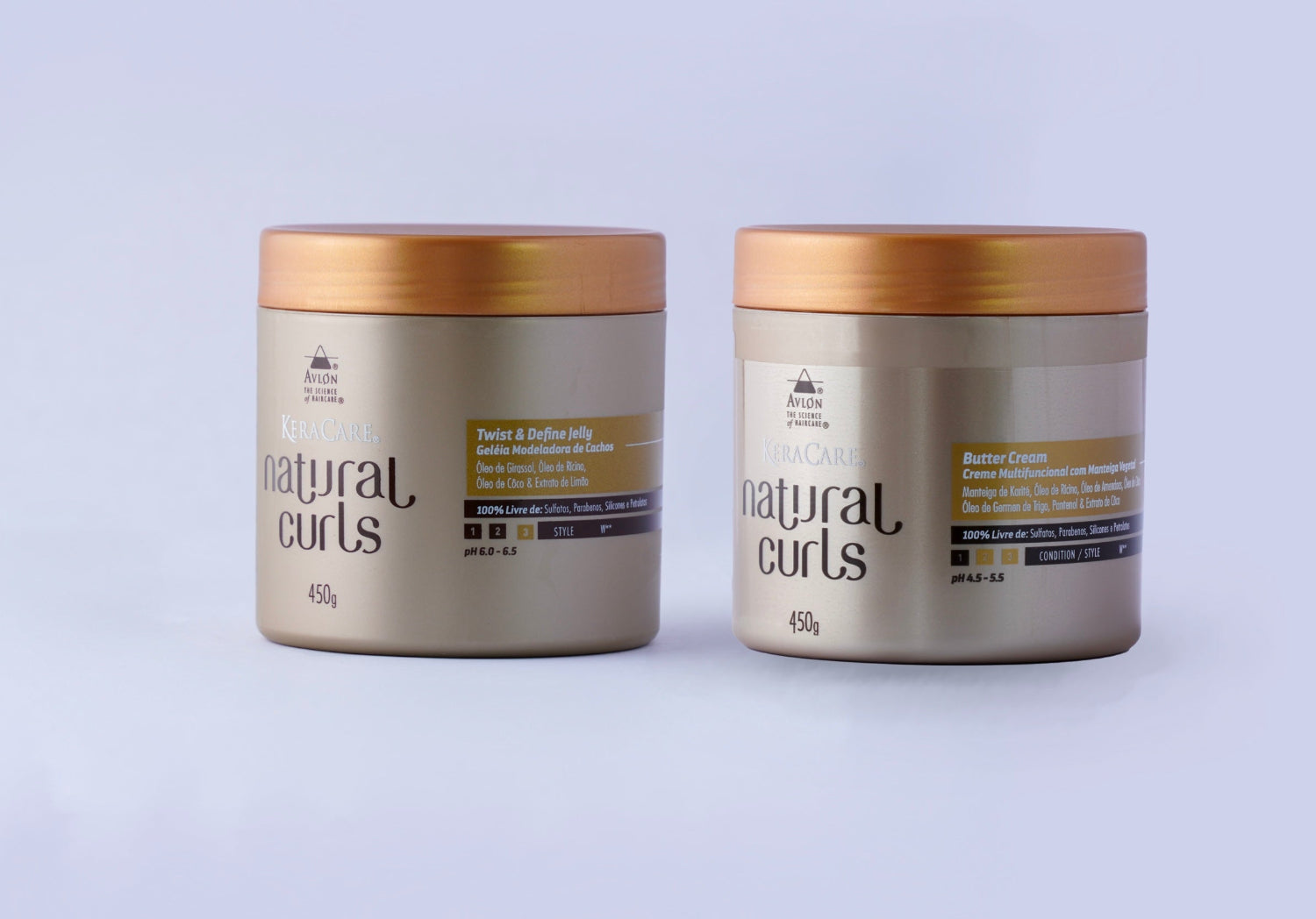 A geléia ativadora de cachos define naturalmente fios cacheados e crespos, ideal para técnicas como fitagem, twists, tranças e outras, proporcionando brilho, fixação e sem deixar resíduos. O creme hidratante, com manteiga e óleos vegetais, atua como máscara nutritiva, repondo os óleos naturais dos fios, e como creme de estilização, oferecendo definição natural e reposição de lipídios, sendo mais indicado para cabelos a partir do tipo 3A