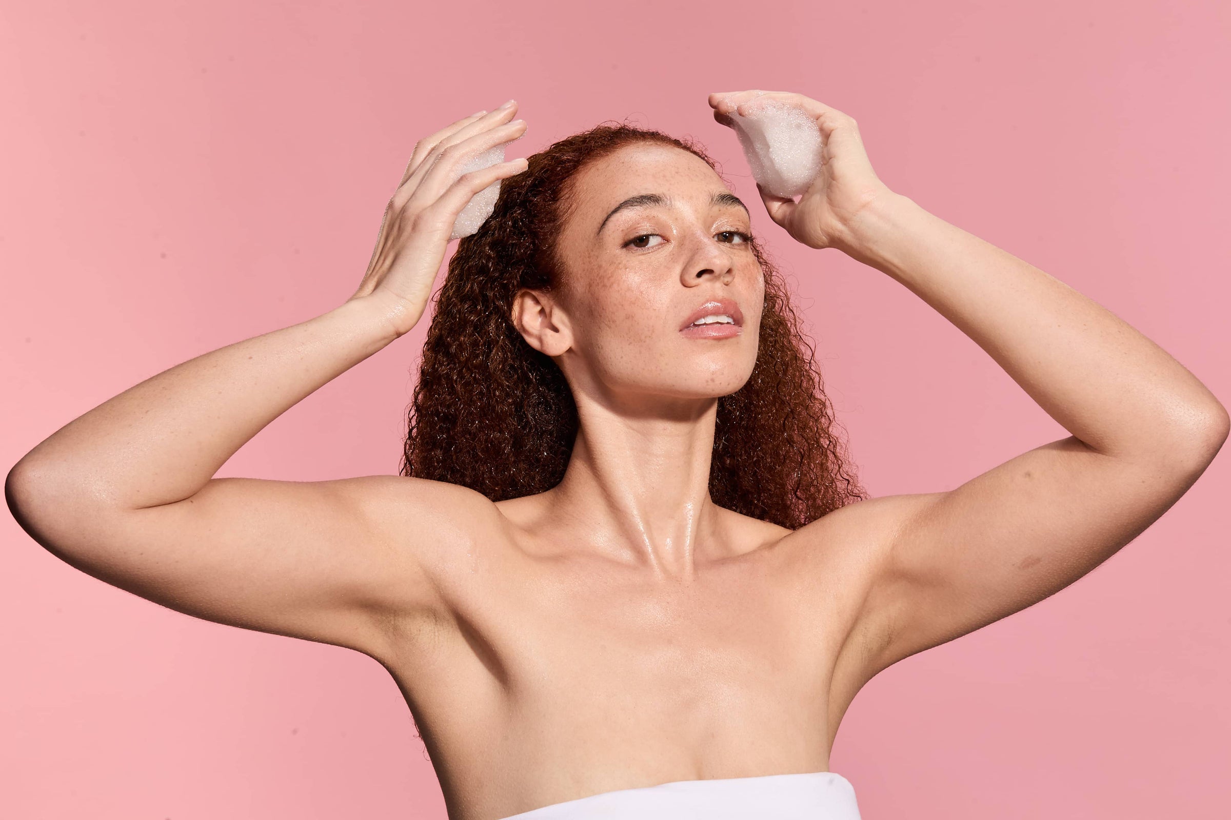 Modelo lavando o cabelo com avlon brasil 