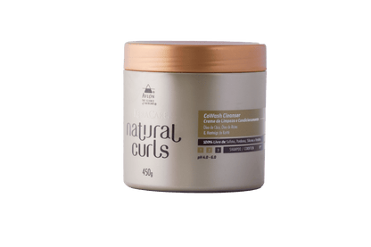 O Co-Wash Natural Curls Cleanser é um condicionador higienizador multifuncional que limpa suavemente os cabelos cacheados e crespos sem ressecar ou remover os nutrientes naturais dos fios. Ideal para quem busca uma limpeza delicada e hidratante, este co-wash é a alternativa perfeita para shampoos tradicionais, especialmente para cabelos mais secos e sensíveis.