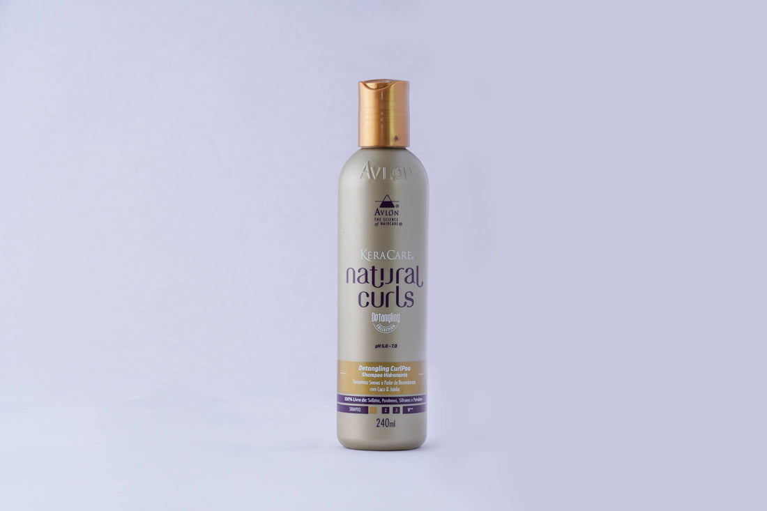 Frasco de shampoo nutritivo e hidratante para cabelos crespos e cacheados, com extrato de coco, óleo de jojoba e pró-vitamina B5. Limpa suavemente, desembaraça, reduz a porosidade e preserva os nutrientes naturais dos fios. Livre de sulfatos, parabenos, silicones e petrolatos. Também disponível na versão de 240ml.
