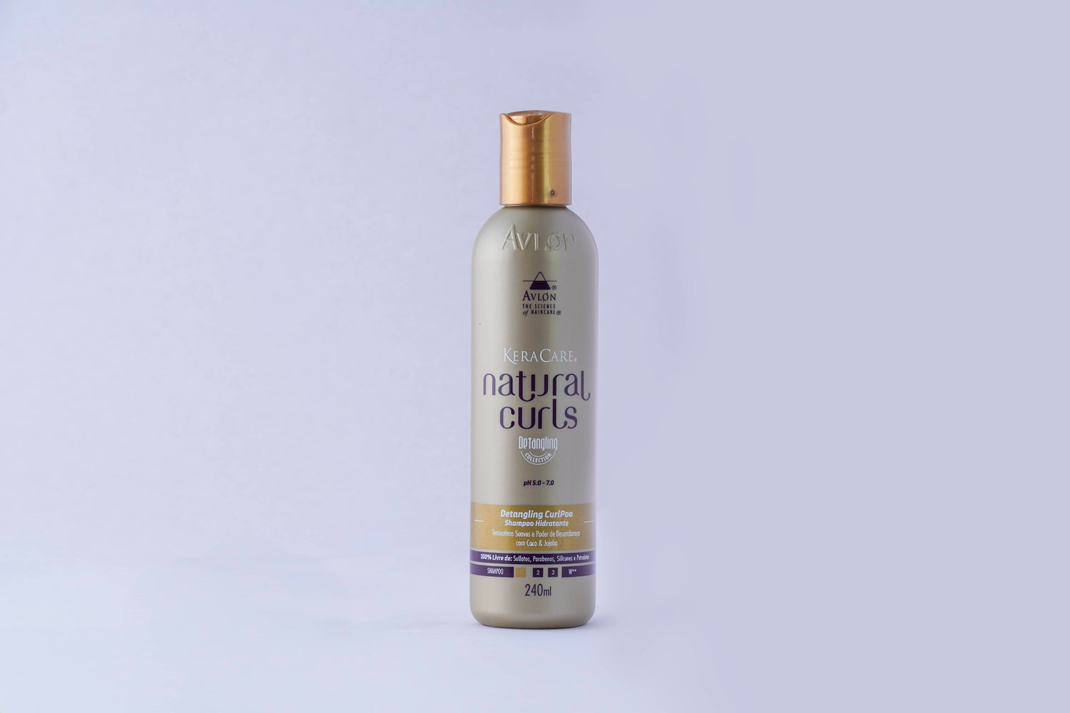Frasco de shampoo nutritivo e hidratante para cabelos crespos e cacheados, com extrato de coco, óleo de jojoba e pró-vitamina B5. Limpa suavemente, desembaraça, reduz a porosidade e preserva os nutrientes naturais dos fios. Livre de sulfatos, parabenos, silicones e petrolatos. Também disponível na versão de 240ml.
