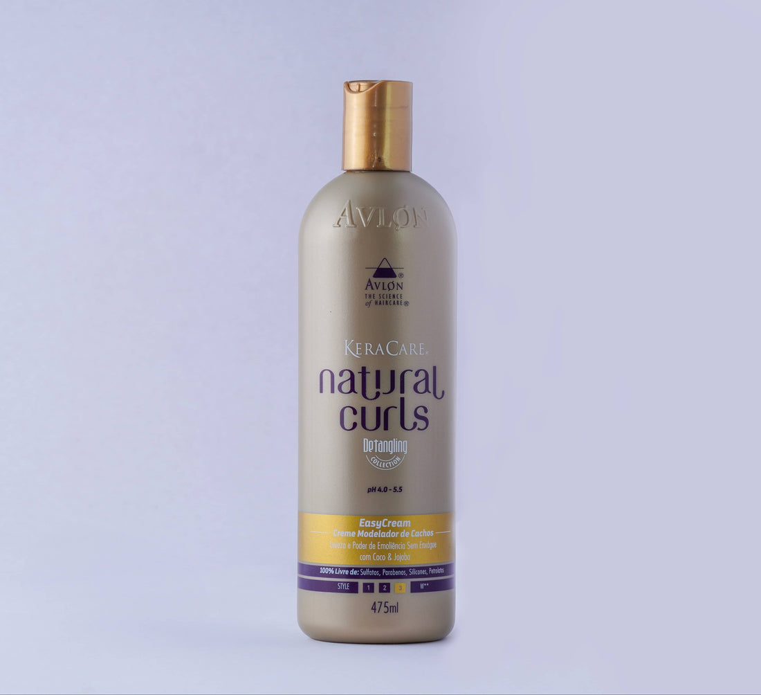 Frasco de creme ativador de cachos com extrato de coco e óleo de jojoba. Ideal para cabelos cacheados e crespos, promove hidratação intensa, definição leve, controle de frizz e desembarace. Livre de sulfatos, parabenos, silicones e petrolatos.