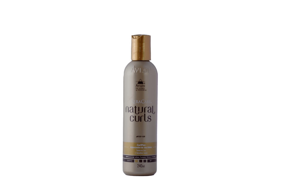O Shampoo Desembaraçante Natural Curls CurlPoo oferece uma limpeza suave e eficaz para cabelos cacheados e crespos, sem remover seus nutrientes naturais. Com alto poder desembaraçante, este shampoo remove resíduos e acúmulo de produtos, reduz a porosidade e facilita o penteado, deixando os fios macios, brilhantes e saudáveis.