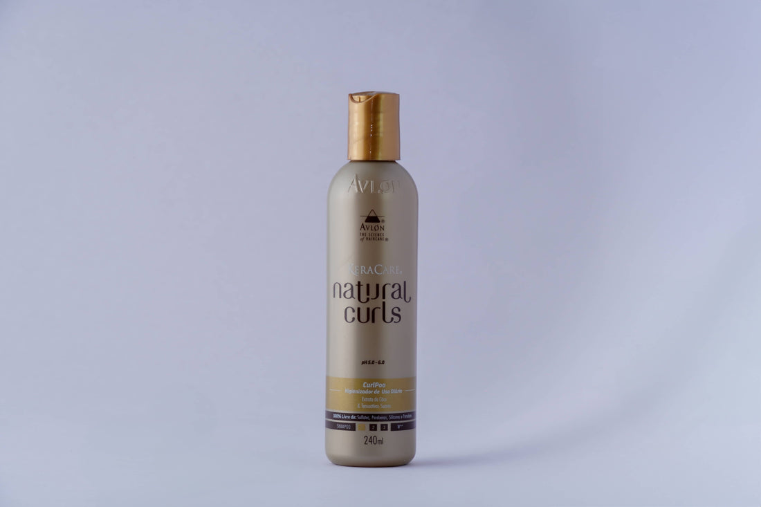  Shampoo nutritivo para cabelos crespos e cacheados, limpa suavemente, preserva nutrientes naturais, promove brilho, maciez e antiporosidade.