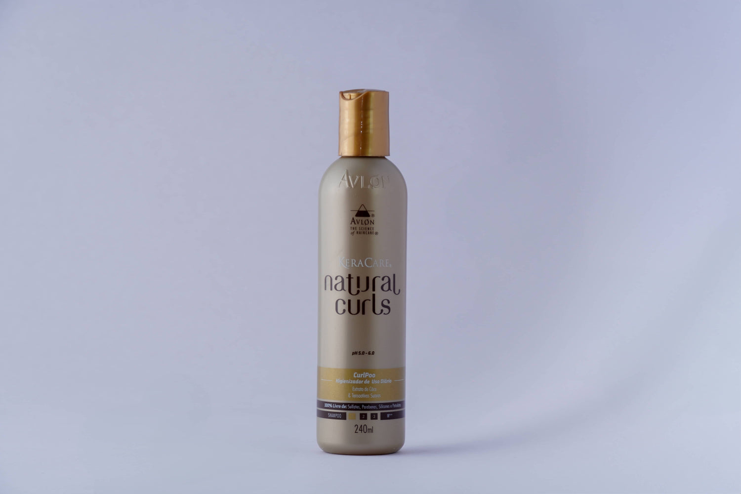  Shampoo nutritivo para cabelos crespos e cacheados, limpa suavemente, preserva nutrientes naturais, promove brilho, maciez e antiporosidade.