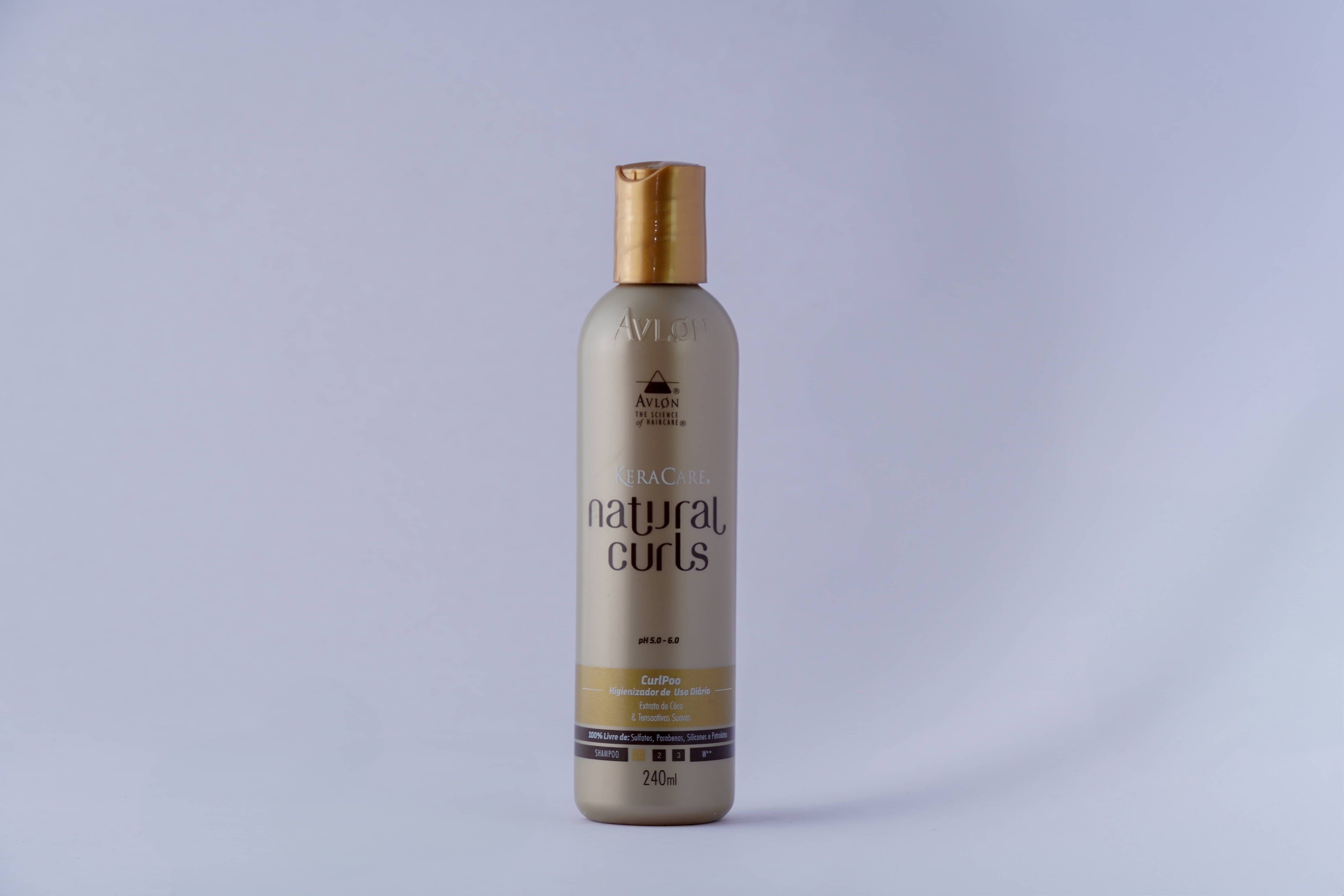  Shampoo nutritivo para cabelos crespos e cacheados, limpa suavemente, preserva nutrientes naturais, promove brilho, maciez e antiporosidade.