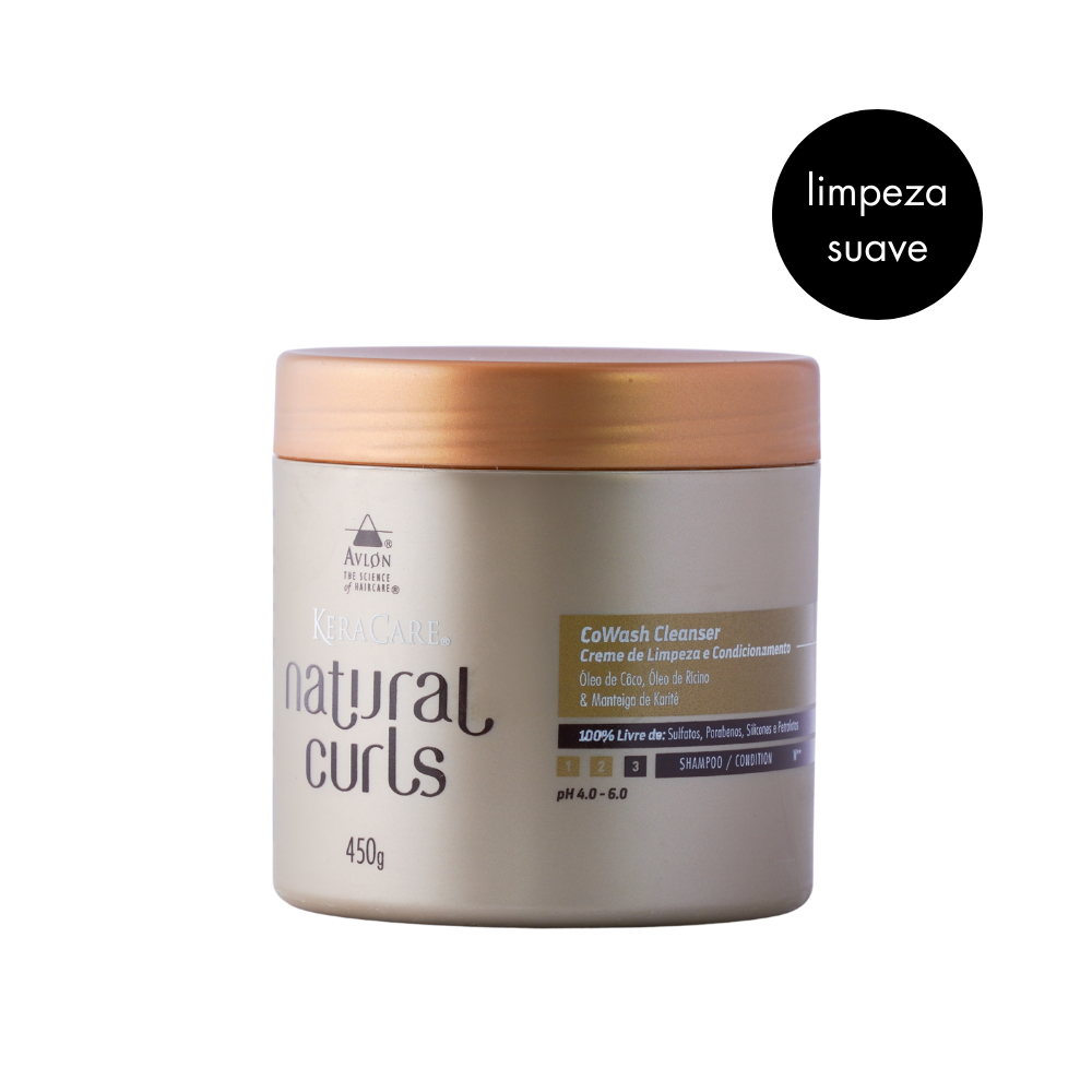 Frasco do Co-Wash Natural Curls Cleanser exibido ao lado de cabelos cacheados, representando sua limpeza suave e hidratante ideal para fios secos e sensíveis.
