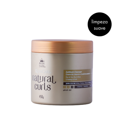 Frasco do Co-Wash Natural Curls Cleanser exibido ao lado de cabelos cacheados, representando sua limpeza suave e hidratante ideal para fios secos e sensíveis.
