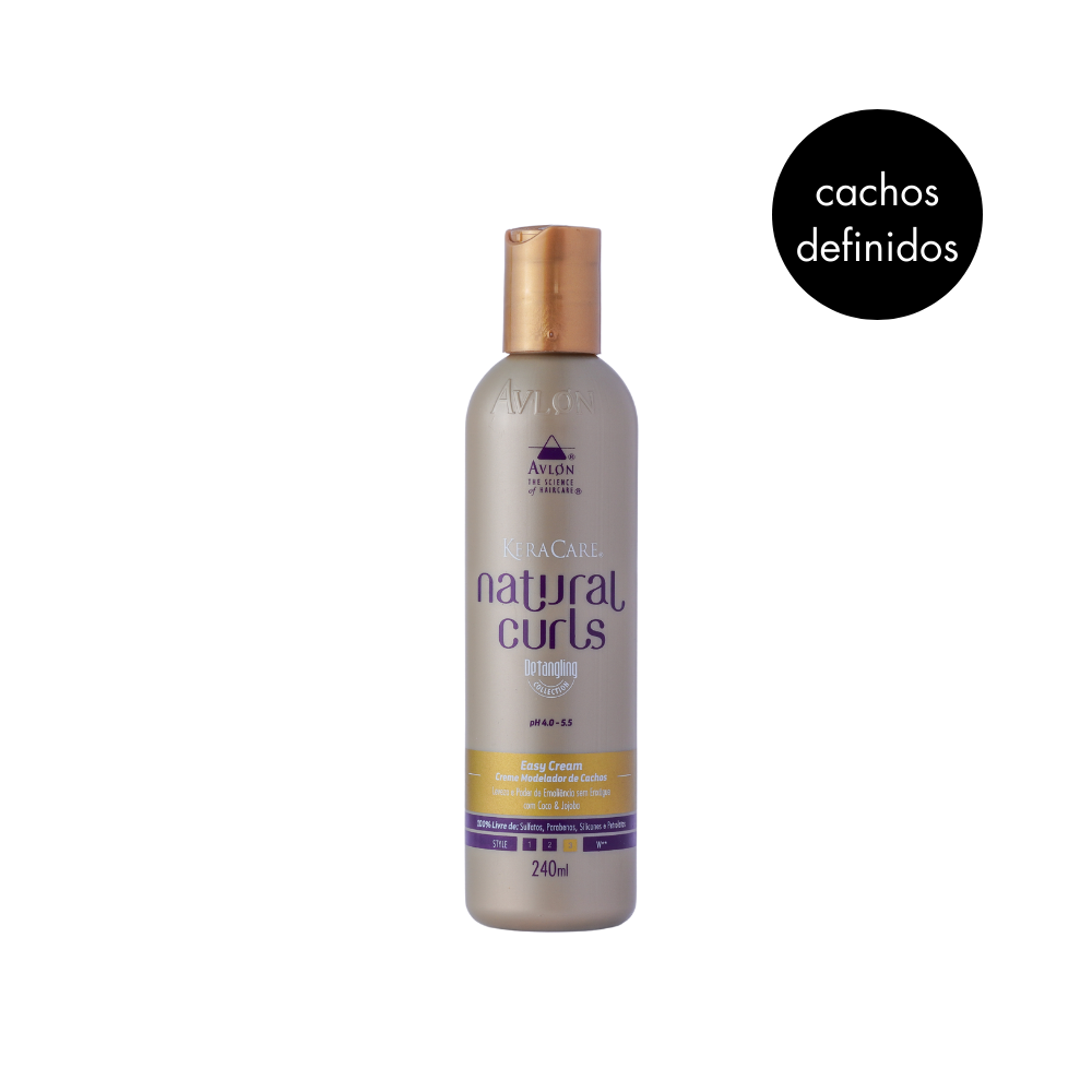 Mulher segurando o Creme de Pentear Natural Curls Easy Cream, com cabelos cacheados definidos e hidratados, mostrando o produto que promete desembaraço fácil, leveza e controle do frizz.