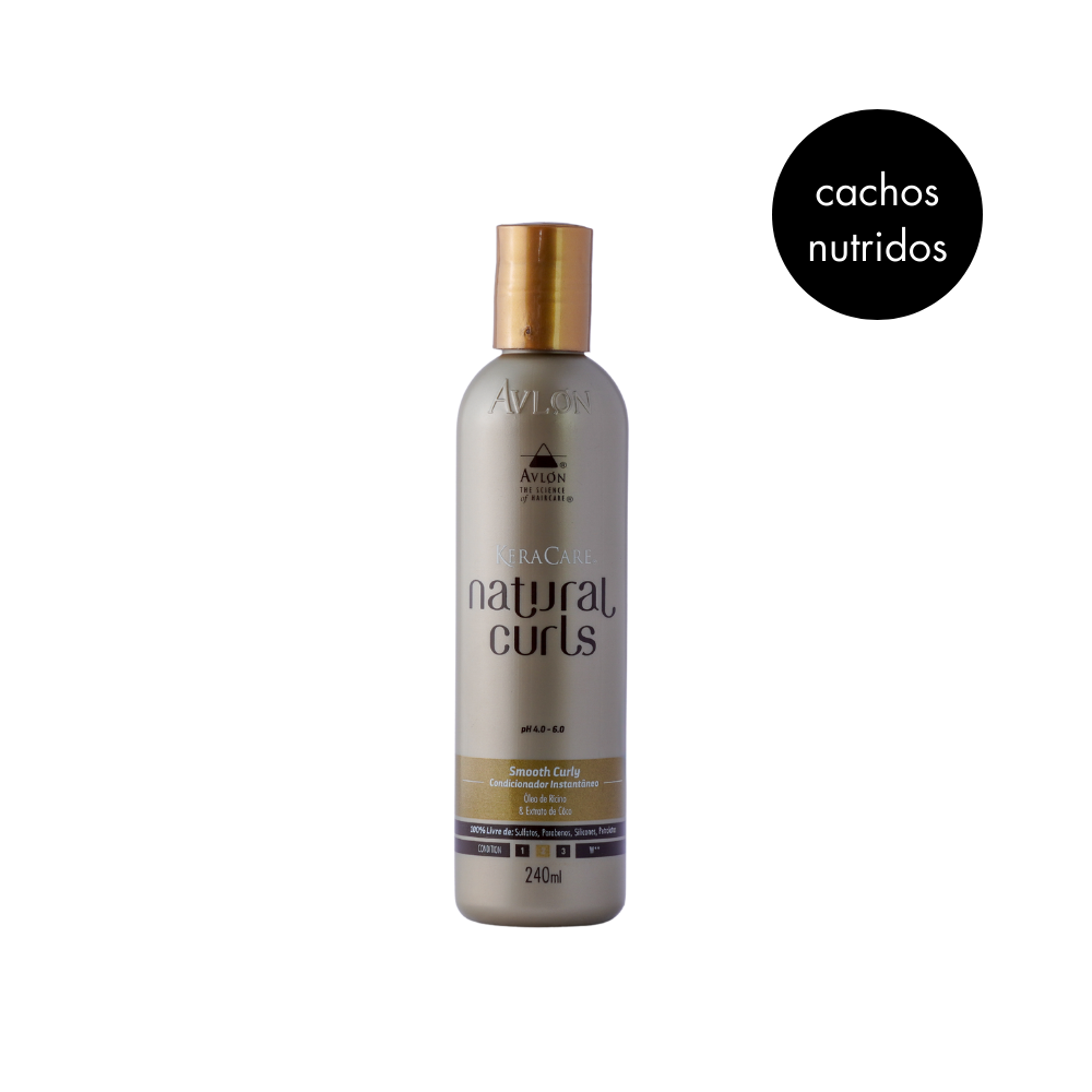 Ativador de Cachos Natural Curls Smooth Curly ao lado de cabelos cacheados e crespos desembaraçados, mostrando brilho, maciez e definição.