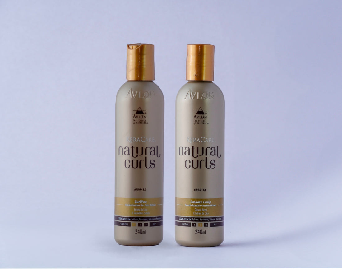 Shampoo hidratante e condicionador para cabelos cacheados e crespos. O shampoo limpa suavemente, sem remover os nutrientes naturais, deixando os fios livres de resíduos e acúmulo de produtos. Promove antiporosidade, facilita o pentear e proporciona maciez e brilho, sendo seguro para cabelos coloridos. O condicionador, com ação instantânea, desembaraça os fios, combate a aspereza e o aspecto seco, evitando a quebra e proporcionando emoliência, maciez e brilho