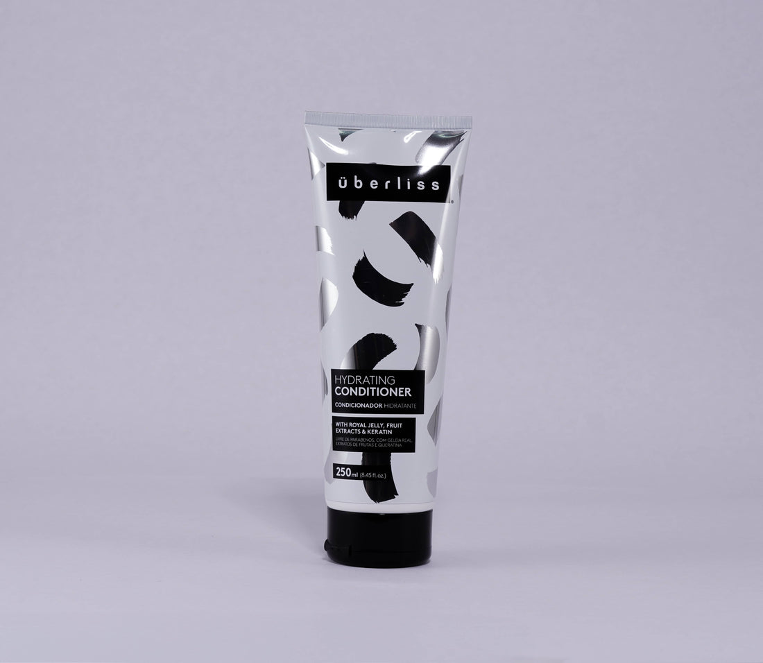 Frasco de condicionador nutritivo e hidratante com geleia real, extrato de maçã, limão, queratina e chá verde. Indicado para todos os tipos de cabelo, combate o ressecamento, fortalece, disciplina os fios e facilita o pentear