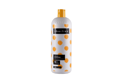 Água oxigenada estabilizada para uso profissional. Possui fórmula enriquecida com ativos cuidadosamente selecionados para minimizar os danos das descolorações capilares. Utilize em conjunto com nossos pós descolorantes: