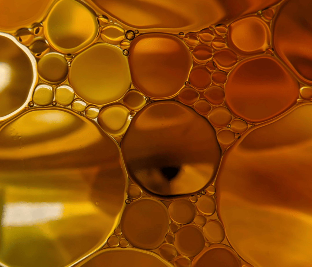 Óleos naturais nutrem, hidratam e protegem os cabelos, proporcionando brilho, maciez e força, além de reduzir o frizz e a quebra.