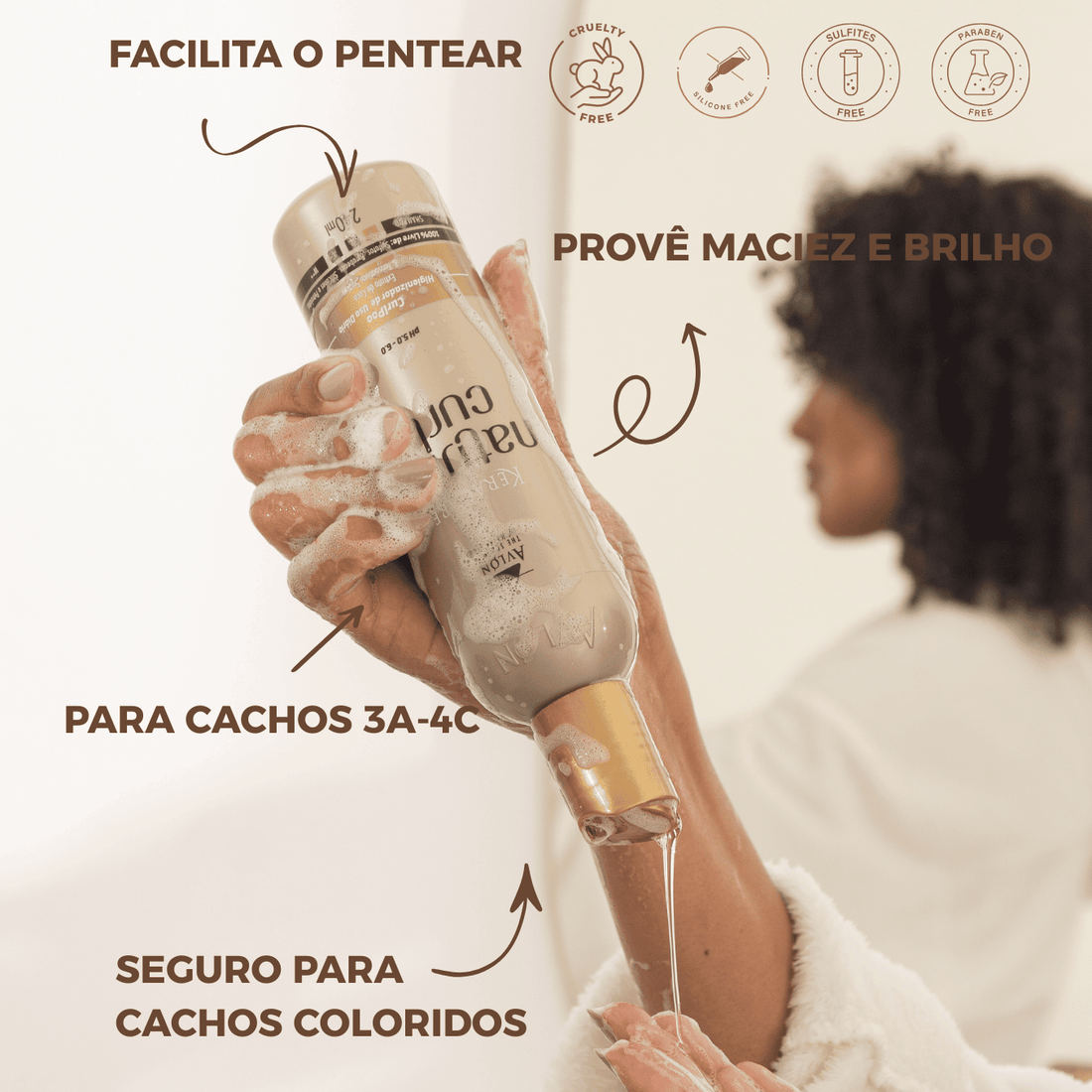 O Shampoo Natural Curls CurlPoo oferece uma limpeza suave que preserva os nutrientes naturais dos fios, ideal para cabelos cacheados e crespos. Sua fórmula remove resíduos e acúmulo de produtos sem agredir, reduz a porosidade e facilita o desembaraço, proporcionando maciez e brilho aos cabelos.
