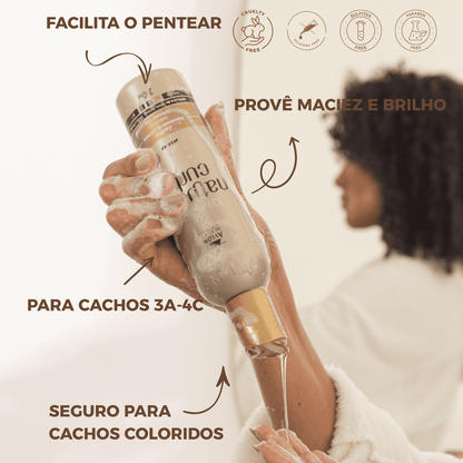 O Shampoo Natural Curls CurlPoo oferece uma limpeza suave que preserva os nutrientes naturais dos fios, ideal para cabelos cacheados e crespos. Sua fórmula remove resíduos e acúmulo de produtos sem agredir, reduz a porosidade e facilita o desembaraço, proporcionando maciez e brilho aos cabelos.