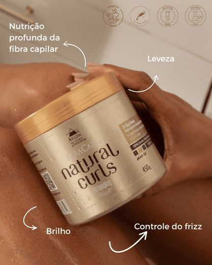 Foto de máscara capilar nutritiva para cabelos crespos e cacheados, formulada com extrato de coco, óleo de jojoba e betaína. Produto vegano, livre de sulfatos, parabenos, silicones e petrolatos, indicado para hidratar profundamente, devolver nutrientes e combater o frizz e ressecamento.