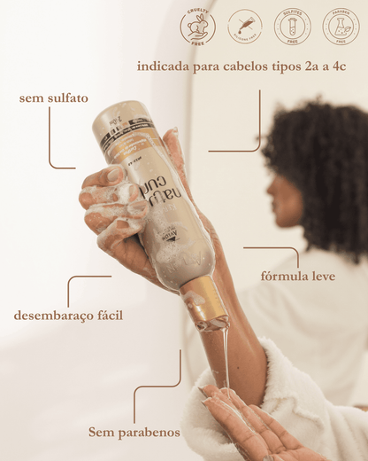 Frasco do shampoo nutritivo e desembaraçante para cabelos crespos e cacheados. Fórmula com extrato de côco, óleo de jojoba e pró-vitamina B5, que limpa suavemente, hidrata, reduz a porosidade e facilita o desembaraço dos fios, preservando os nutrientes naturais. Livre de sulfatos, parabenos, silicones e petrolatos. Ideal para cabelos coloridos.
